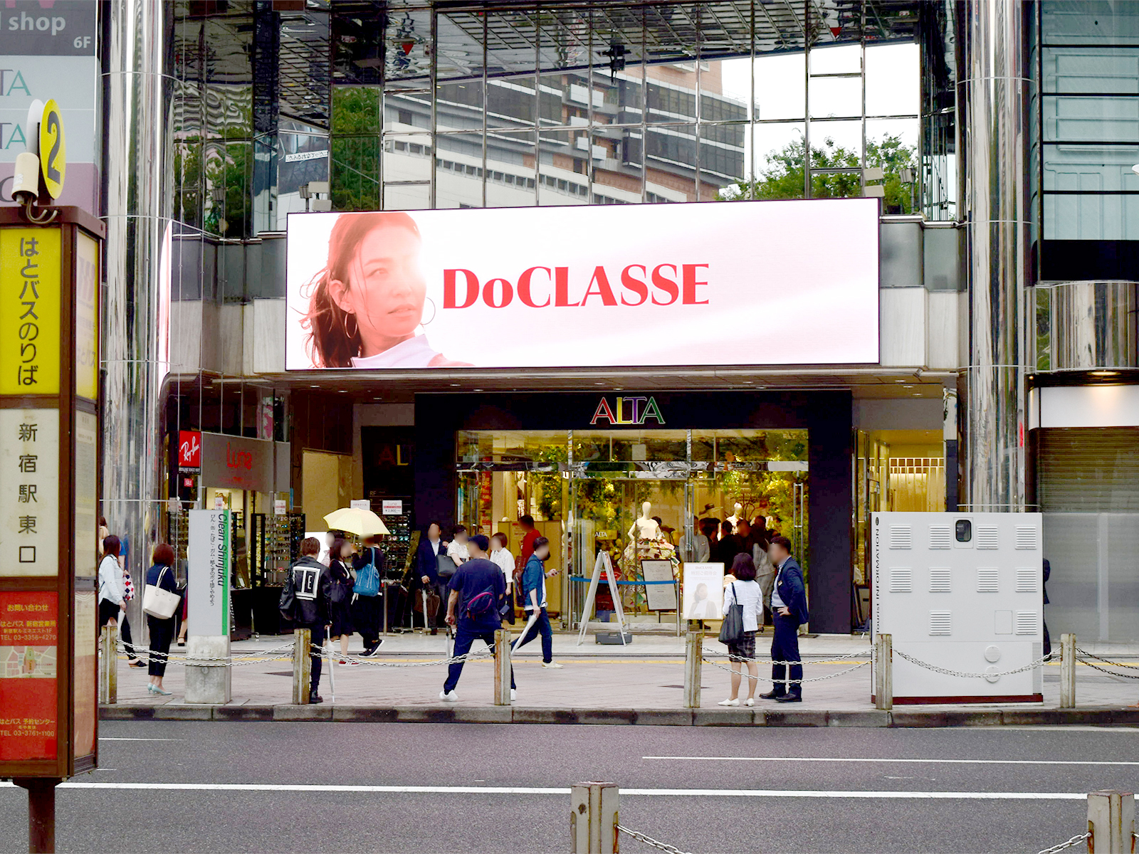 DoCLASSE 新宿アルタ店の納入例（離れた場所から映像を配信しLEDに表示）