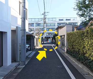 住宅地に囲まれている校舎、遠目で見ても分かりやすい