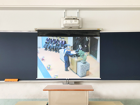 校内の配信映像を投影する様子