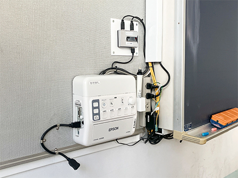 教材を投影したり、電子黒板を使用するための各種セッティングも承ります。