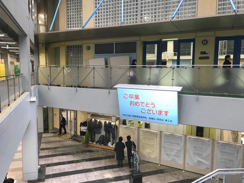 サイネージ画面上部には雨よけを設置