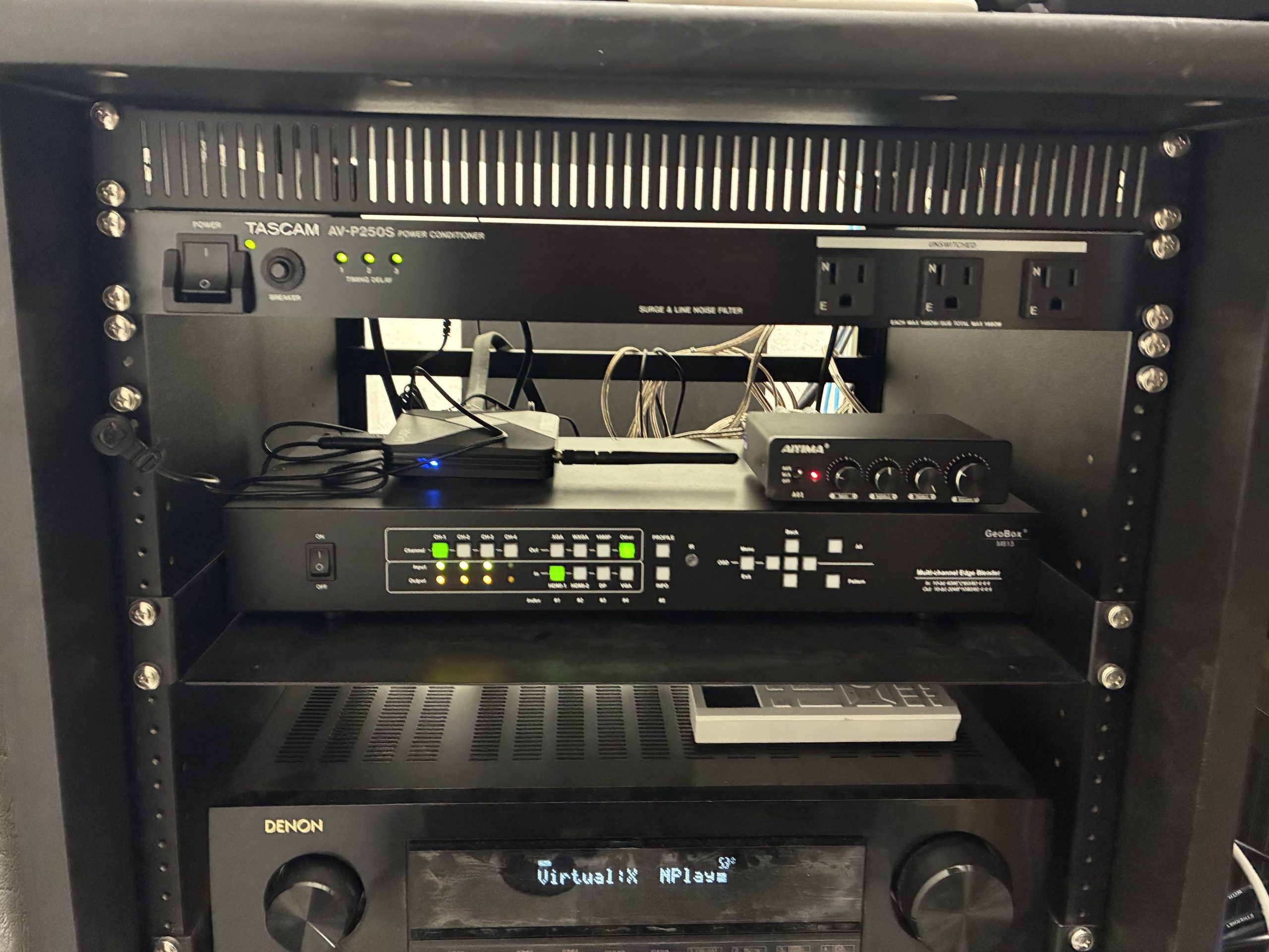 キャビネット内に収められたAV機器群