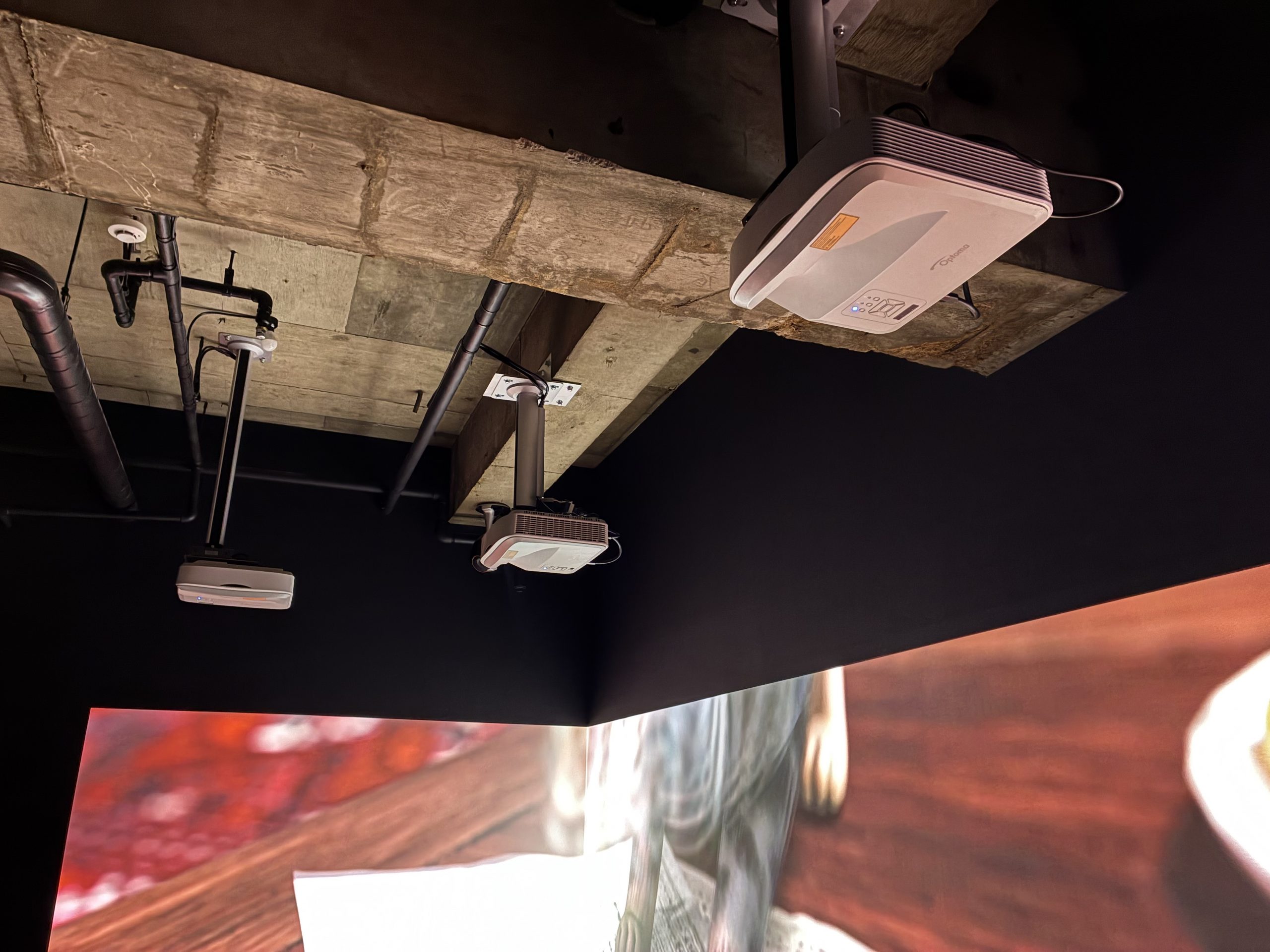 プロジェクターの天吊り設置状況