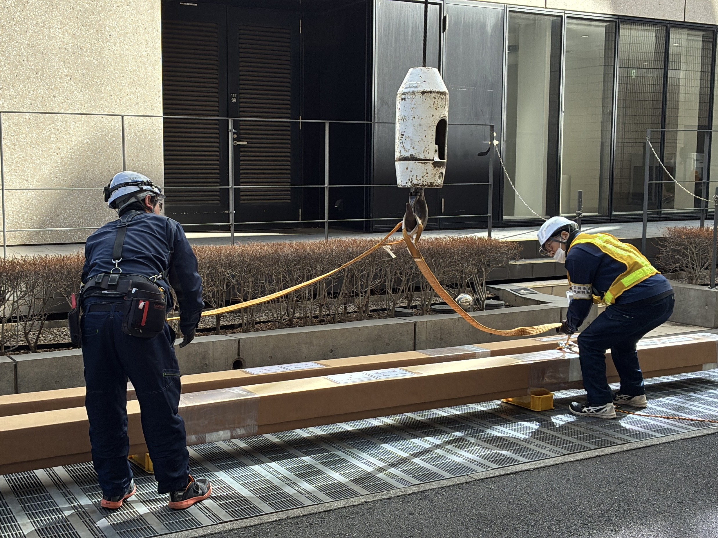 スクリーンにスリングをかけている