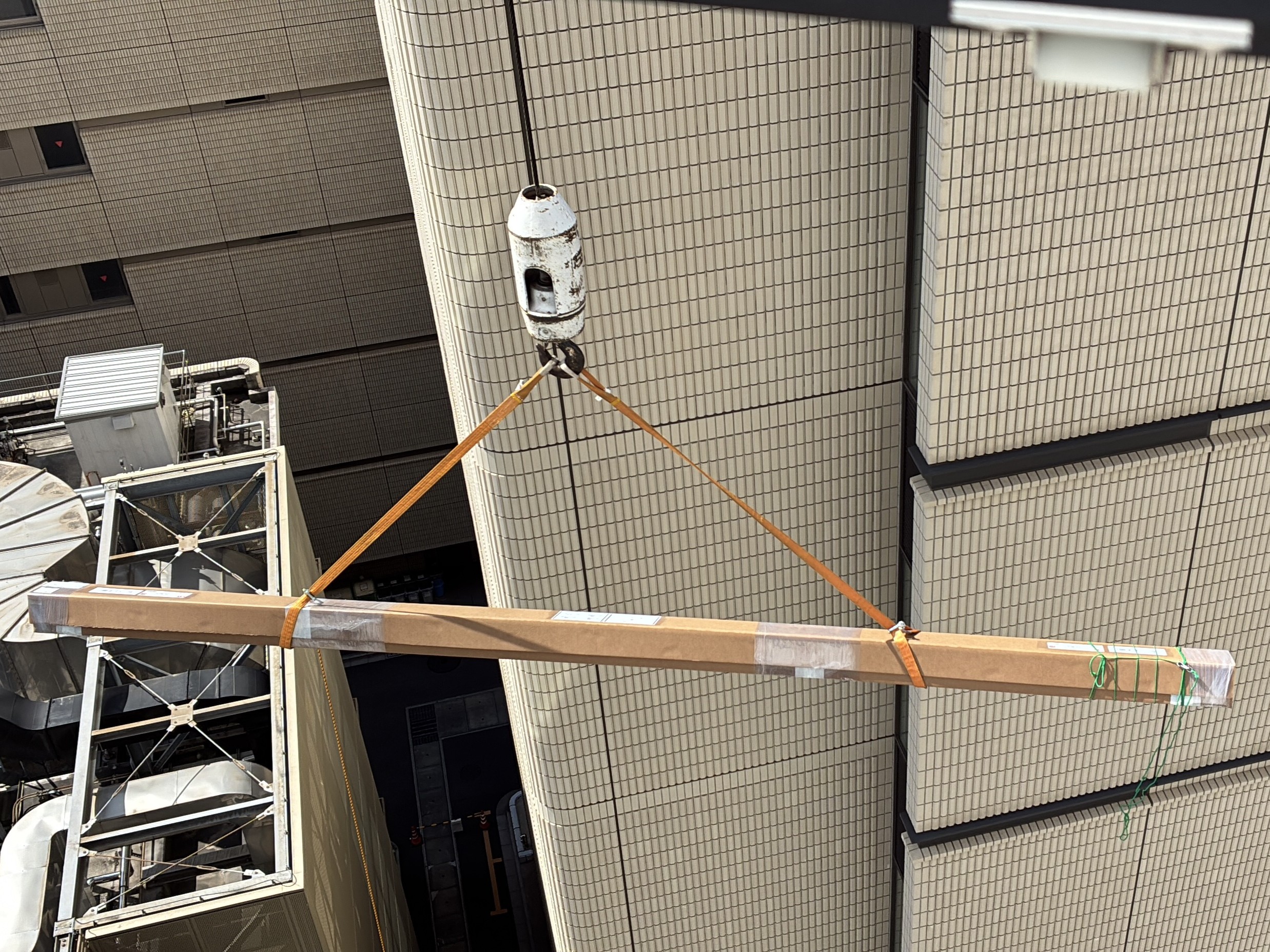 スクリーンをクレーンで吊りあげているところ(上から)