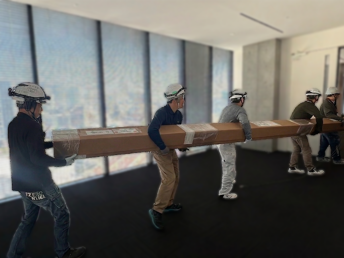 建物の中を搬入しているところ