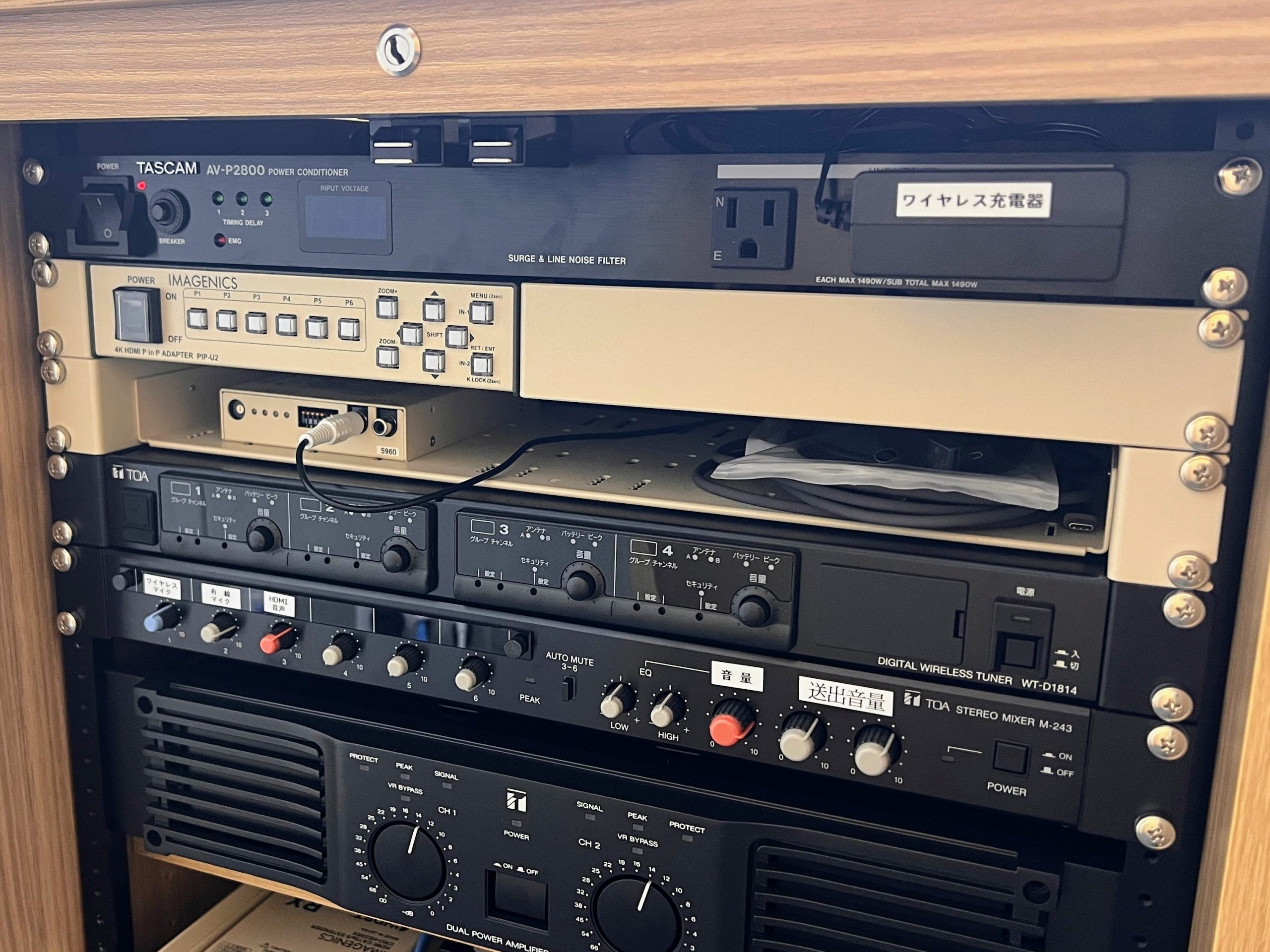 AVラックにスッキリと集約された音響・映像制御機器